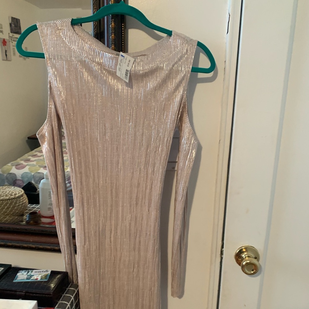 Mono metallic open shoulder dress 👗